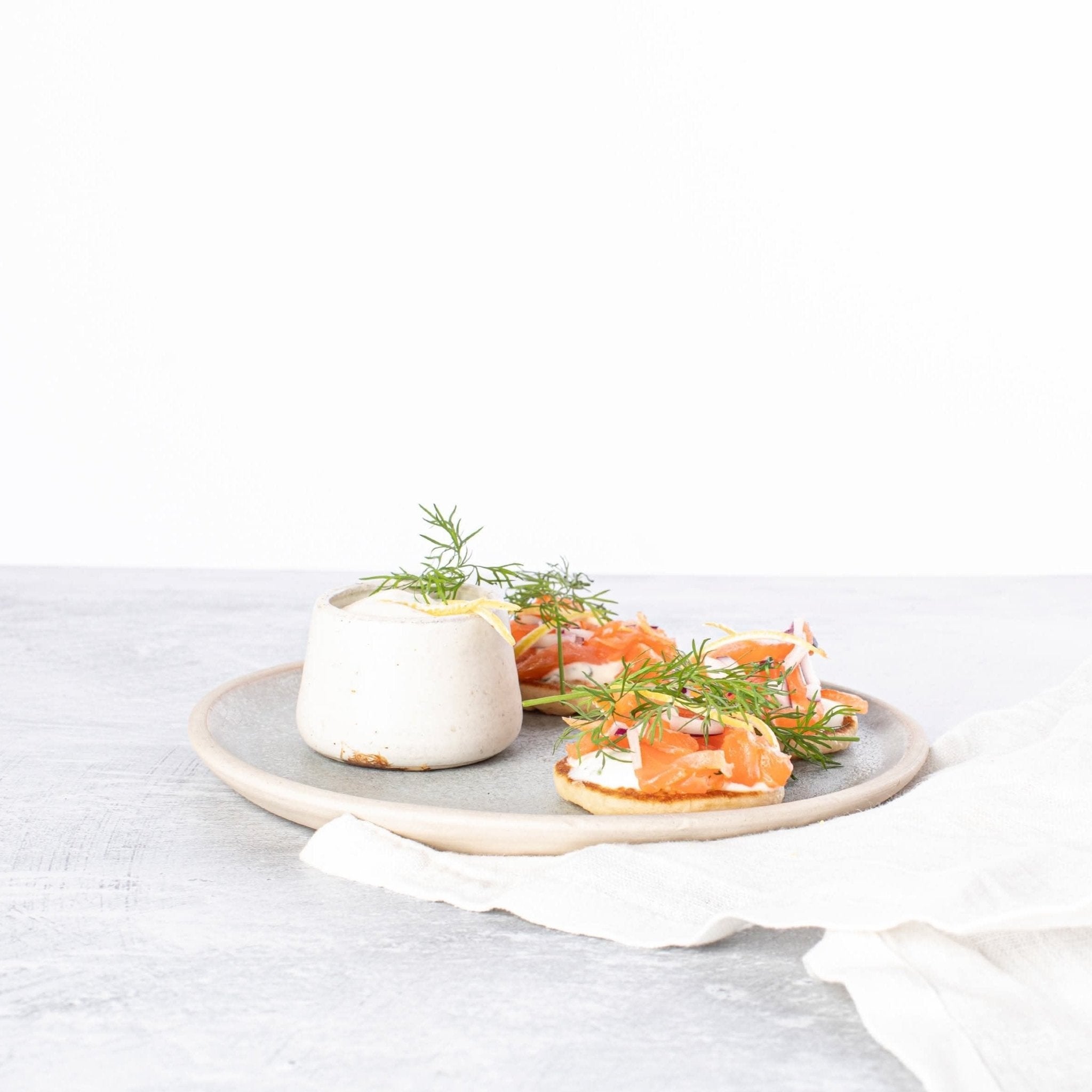 Blinis med røget laks, dild og creme fraiche (2 personer) (Nytår) - Kystfisken
